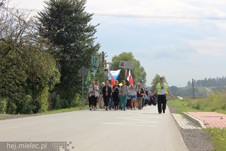 PPT 2014 - dzień IV: ok. 25 km marszu i modlitwa za Ojczyznę. Pogoda sprzyja
