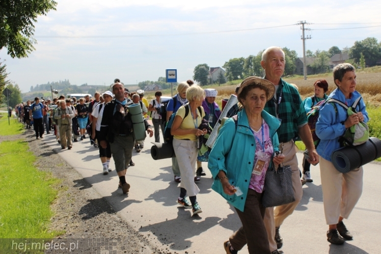 PPT 2014 - dzień IV: ok. 25 km marszu i modlitwa za Ojczyznę. Pogoda sprzyja