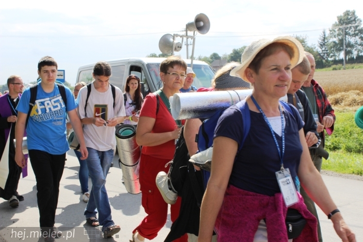 PPT 2014 - dzień IV: ok. 25 km marszu i modlitwa za Ojczyznę. Pogoda sprzyja