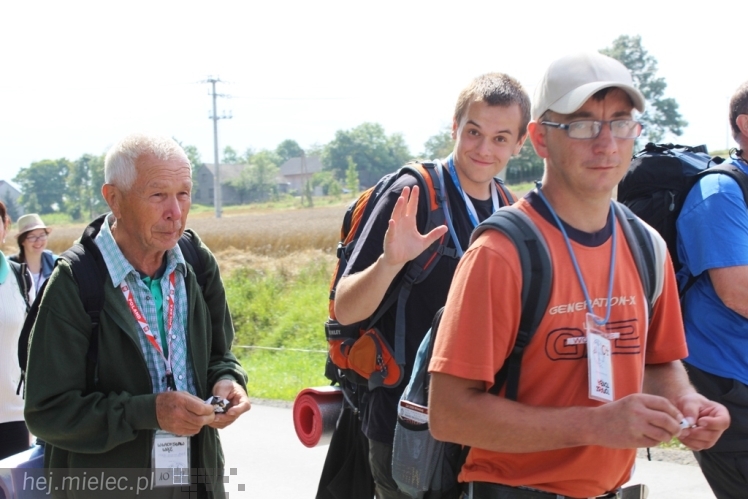 PPT 2014 - dzień IV: ok. 25 km marszu i modlitwa za Ojczyznę. Pogoda sprzyja