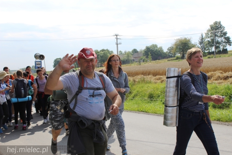 PPT 2014 - dzień IV: ok. 25 km marszu i modlitwa za Ojczyznę. Pogoda sprzyja