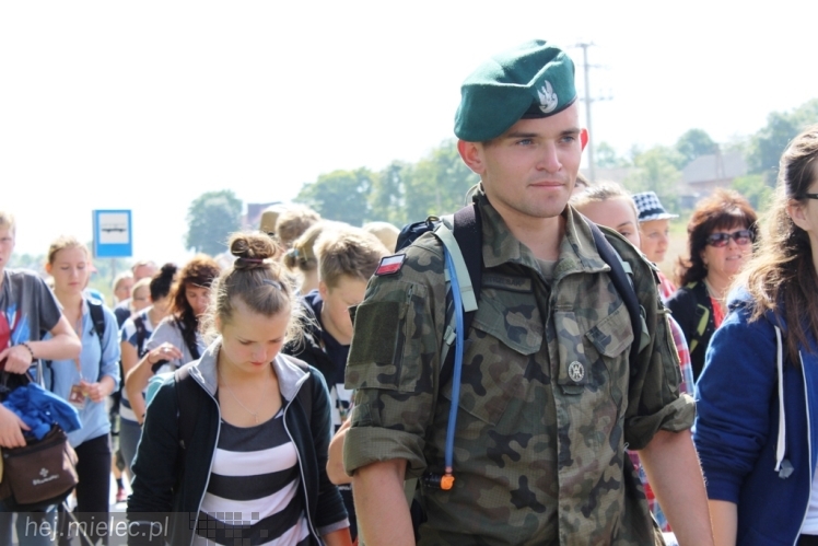 PPT 2014 - dzień IV: ok. 25 km marszu i modlitwa za Ojczyznę. Pogoda sprzyja