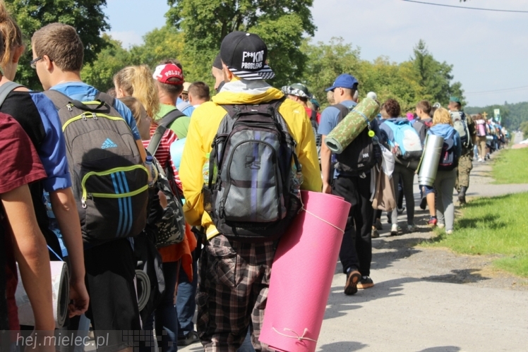 PPT 2014 - dzień IV: ok. 25 km marszu i modlitwa za Ojczyznę. Pogoda sprzyja