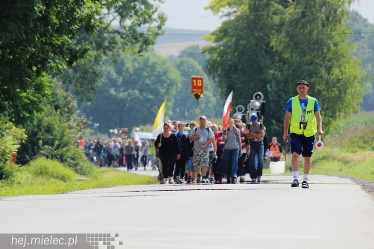 PPT 2014 - dzień IV: ok. 25 km marszu i modlitwa za Ojczyznę. Pogoda sprzyja