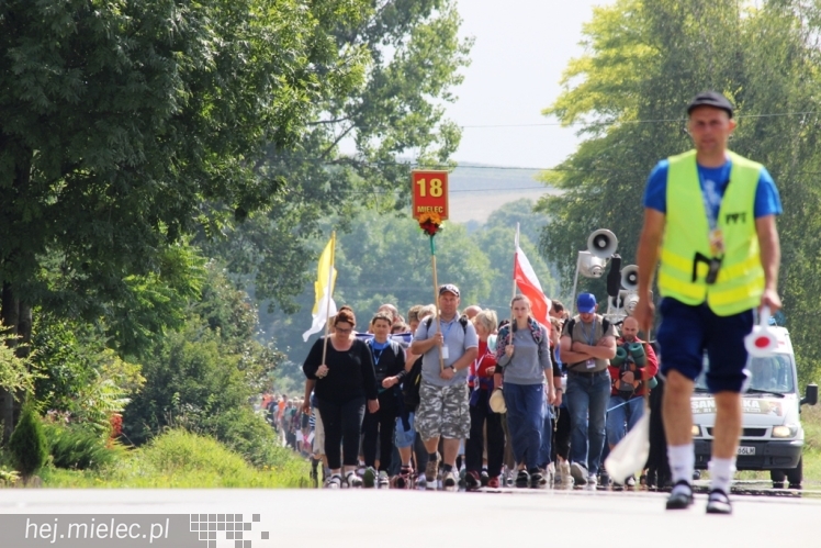 PPT 2014 - dzień IV: ok. 25 km marszu i modlitwa za Ojczyznę. Pogoda sprzyja