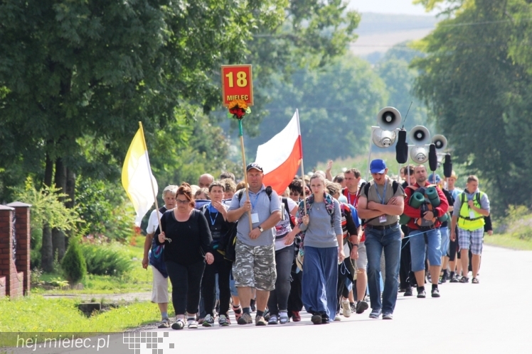 PPT 2014 - dzień IV: ok. 25 km marszu i modlitwa za Ojczyznę. Pogoda sprzyja