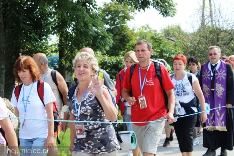 PPT 2014 - dzień IV: ok. 25 km marszu i modlitwa za Ojczyznę. Pogoda sprzyja