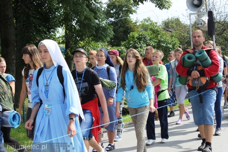 PPT 2014 - dzień IV: ok. 25 km marszu i modlitwa za Ojczyznę. Pogoda sprzyja