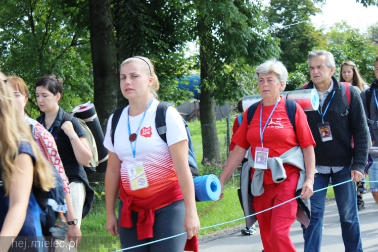 PPT 2014 - dzień IV: ok. 25 km marszu i modlitwa za Ojczyznę. Pogoda sprzyja