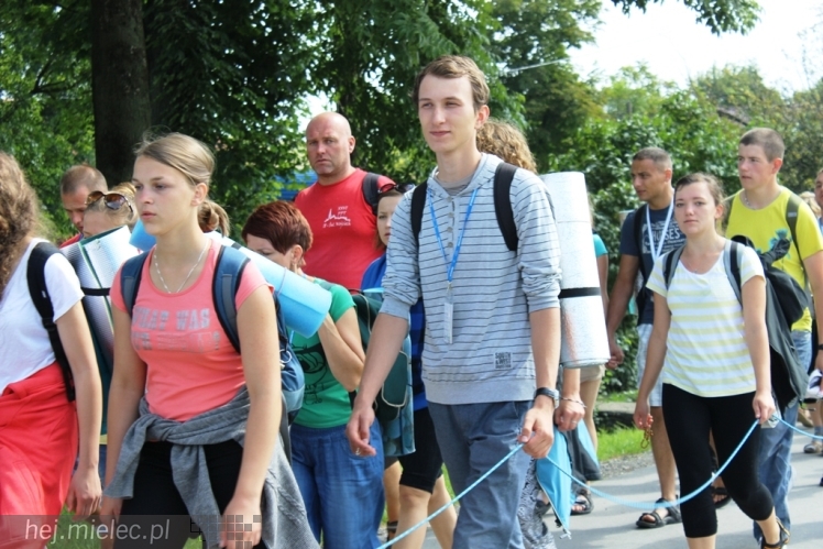 PPT 2014 - dzień IV: ok. 25 km marszu i modlitwa za Ojczyznę. Pogoda sprzyja