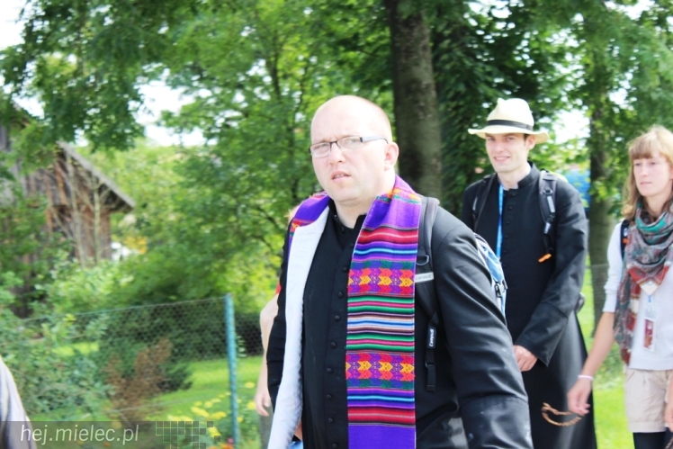 PPT 2014 - dzień IV: ok. 25 km marszu i modlitwa za Ojczyznę. Pogoda sprzyja