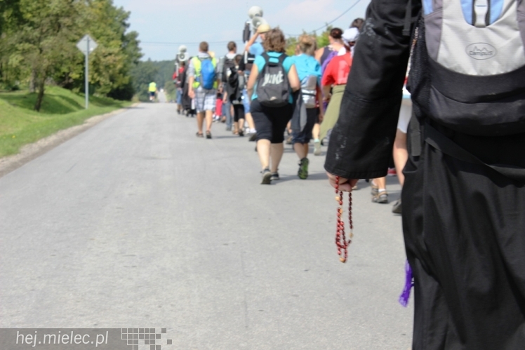 PPT 2014 - dzień IV: ok. 25 km marszu i modlitwa za Ojczyznę. Pogoda sprzyja