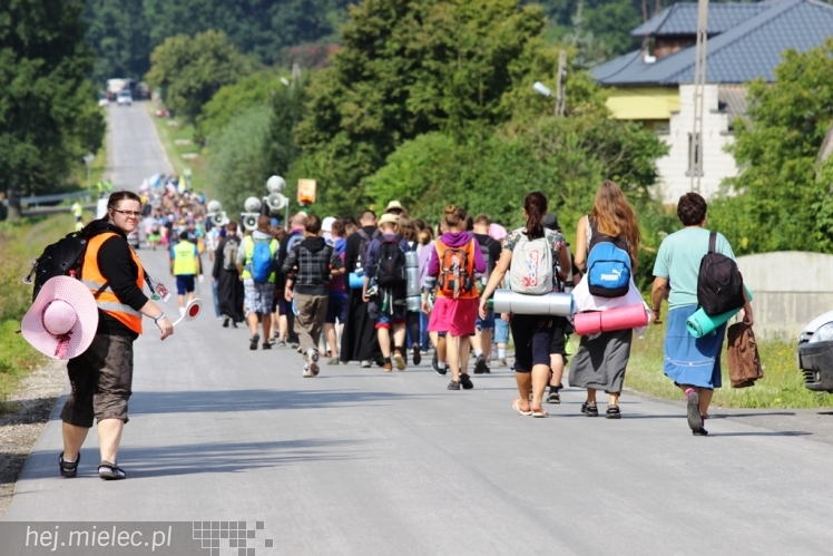 PPT 2014 - dzień IV: ok. 25 km marszu i modlitwa za Ojczyznę. Pogoda sprzyja