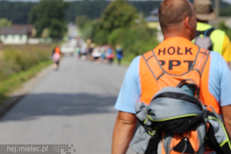 PPT 2014 - dzień IV: ok. 25 km marszu i modlitwa za Ojczyznę. Pogoda sprzyja