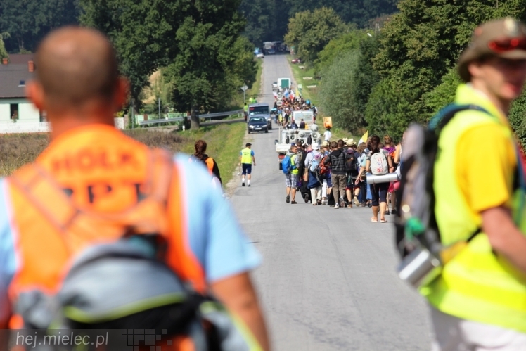 PPT 2014 - dzień IV: ok. 25 km marszu i modlitwa za Ojczyznę. Pogoda sprzyja