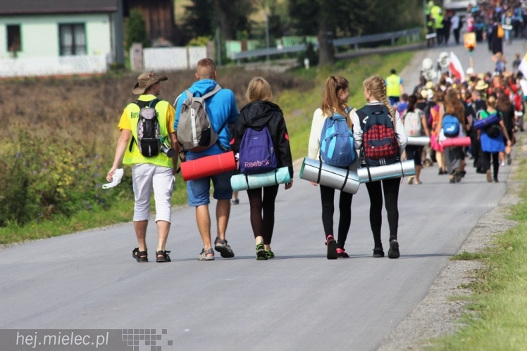 PPT 2014 - dzień IV: ok. 25 km marszu i modlitwa za Ojczyznę. Pogoda sprzyja