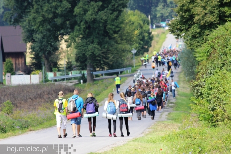 PPT 2014 - dzień IV: ok. 25 km marszu i modlitwa za Ojczyznę. Pogoda sprzyja