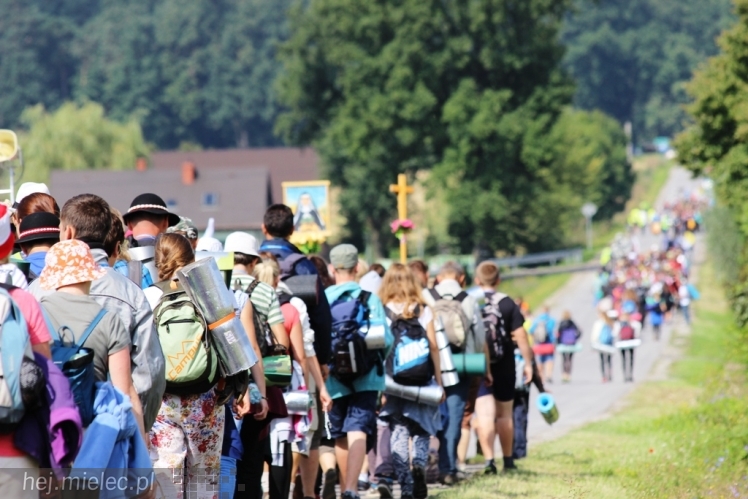 PPT 2014 - dzień IV: ok. 25 km marszu i modlitwa za Ojczyznę. Pogoda sprzyja