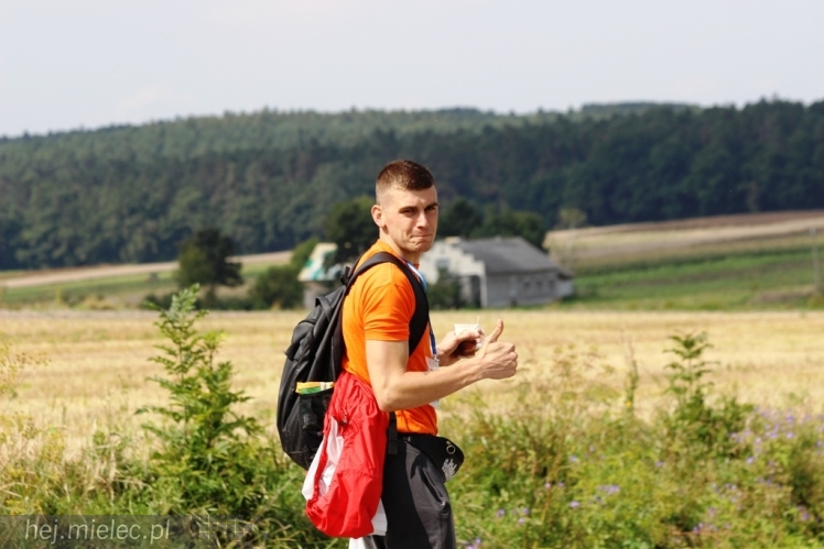 PPT 2014 - dzień IV: ok. 25 km marszu i modlitwa za Ojczyznę. Pogoda sprzyja