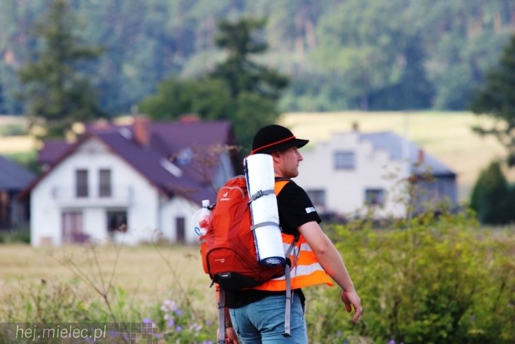 PPT 2014 - dzień IV: ok. 25 km marszu i modlitwa za Ojczyznę. Pogoda sprzyja