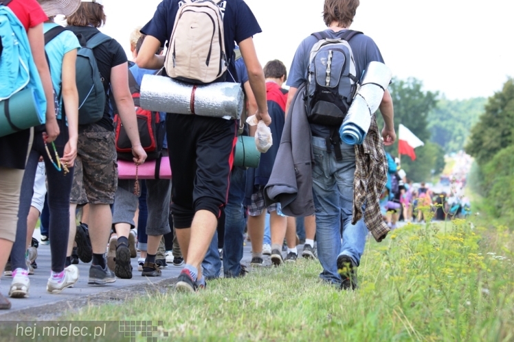 PPT 2014 - dzień IV: ok. 25 km marszu i modlitwa za Ojczyznę. Pogoda sprzyja