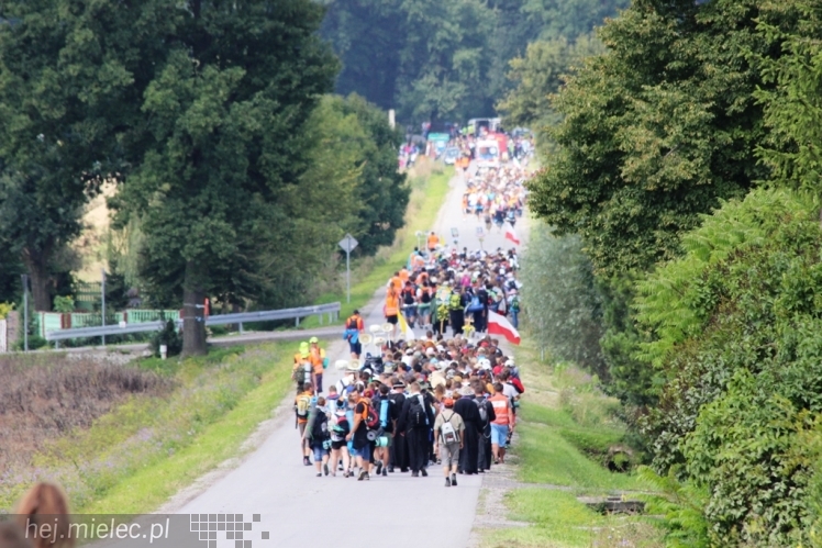 PPT 2014 - dzień IV: ok. 25 km marszu i modlitwa za Ojczyznę. Pogoda sprzyja