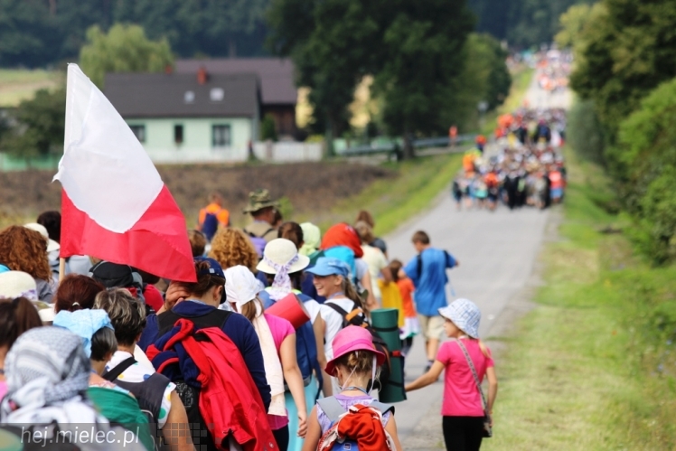 PPT 2014 - dzień IV: ok. 25 km marszu i modlitwa za Ojczyznę. Pogoda sprzyja