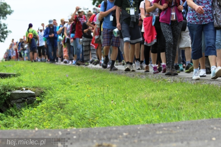 PPT 2014 - dzień IV: ok. 25 km marszu i modlitwa za Ojczyznę. Pogoda sprzyja