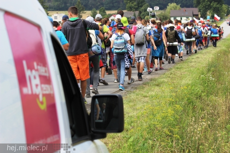 PPT 2014 - dzień IV: ok. 25 km marszu i modlitwa za Ojczyznę. Pogoda sprzyja