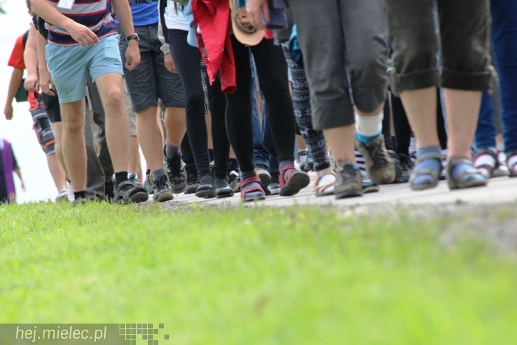 PPT 2014 - dzień IV: ok. 25 km marszu i modlitwa za Ojczyznę. Pogoda sprzyja