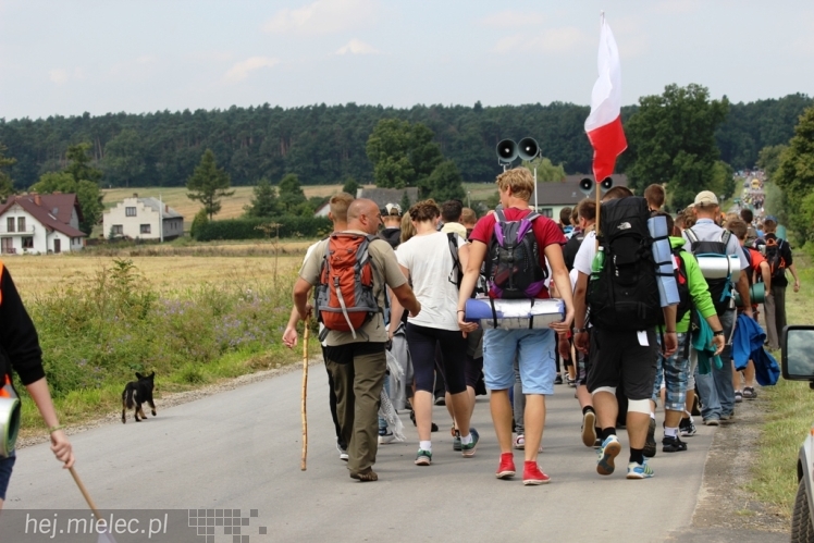 PPT 2014 - dzień IV: ok. 25 km marszu i modlitwa za Ojczyznę. Pogoda sprzyja