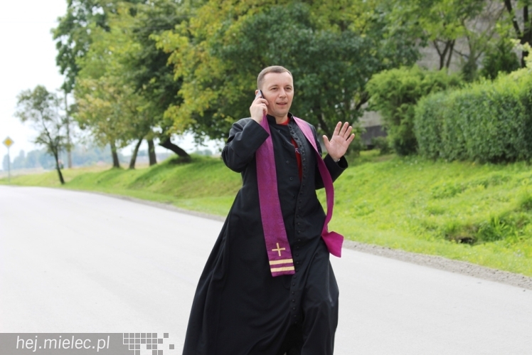 PPT 2014 - dzień IV: ok. 25 km marszu i modlitwa za Ojczyznę. Pogoda sprzyja