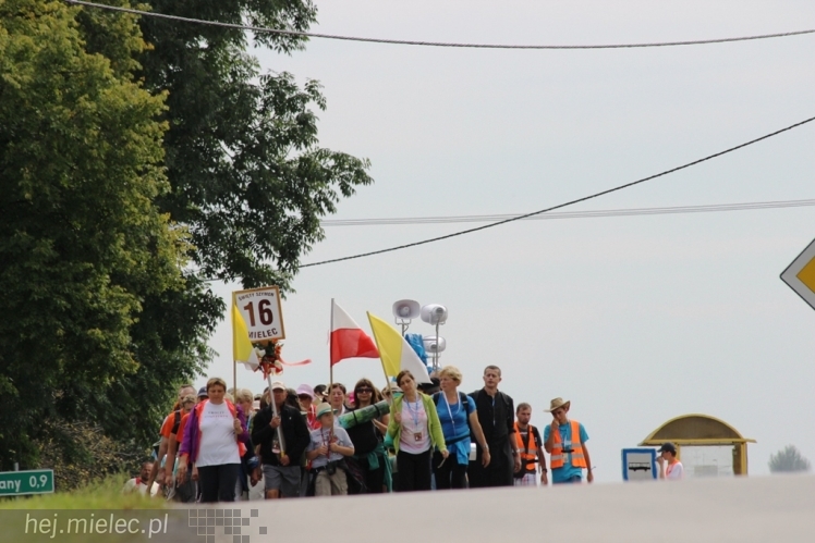 PPT 2014 - dzień IV: ok. 25 km marszu i modlitwa za Ojczyznę. Pogoda sprzyja