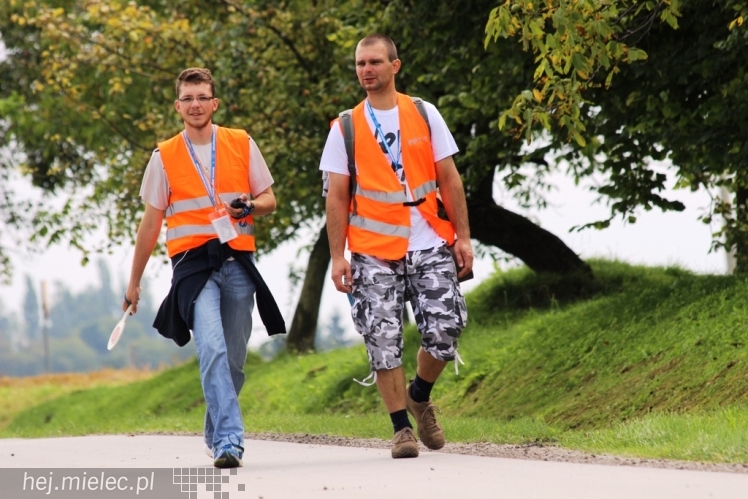 PPT 2014 - dzień IV: ok. 25 km marszu i modlitwa za Ojczyznę. Pogoda sprzyja