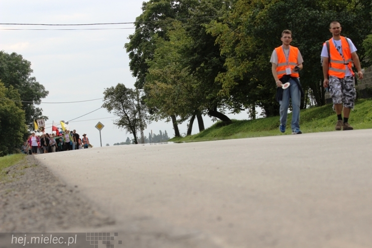 PPT 2014 - dzień IV: ok. 25 km marszu i modlitwa za Ojczyznę. Pogoda sprzyja