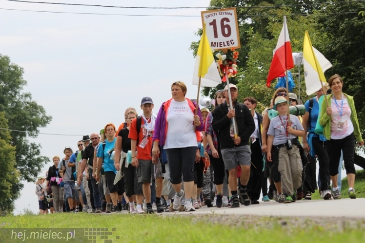 PPT 2014 - dzień IV: ok. 25 km marszu i modlitwa za Ojczyznę. Pogoda sprzyja