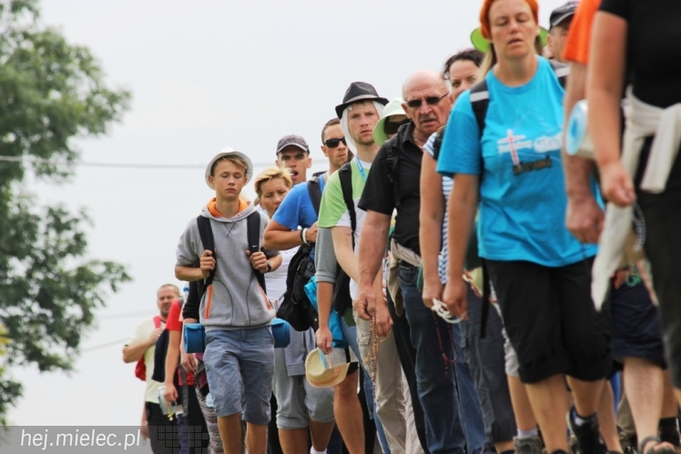 PPT 2014 - dzień IV: ok. 25 km marszu i modlitwa za Ojczyznę. Pogoda sprzyja