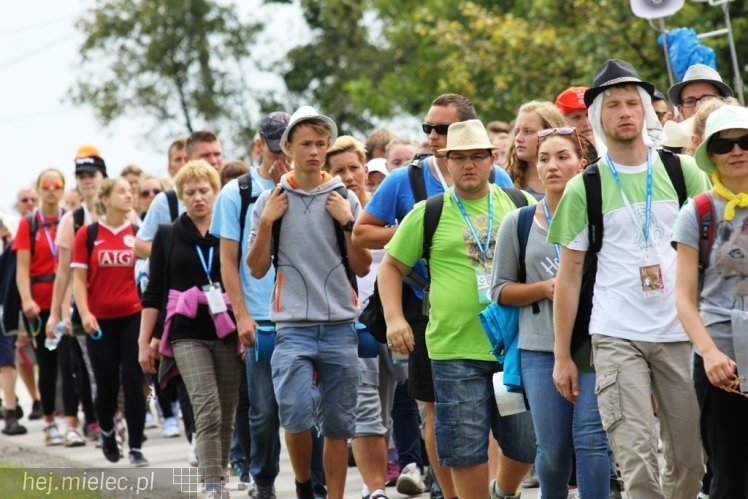 PPT 2014 - dzień IV: ok. 25 km marszu i modlitwa za Ojczyznę. Pogoda sprzyja