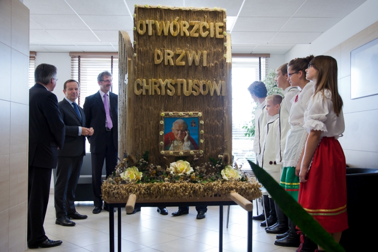 Dożynkowy wieniec z Tuszowa Narodowego stanął w holu Urzędu Marszałkowskiego w Rzeszowie