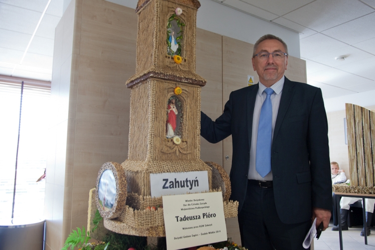 Dożynkowy wieniec z Tuszowa Narodowego stanął w holu Urzędu Marszałkowskiego w Rzeszowie