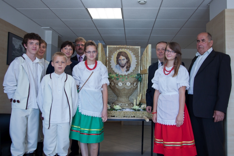 Dożynkowy wieniec z Tuszowa Narodowego stanął w holu Urzędu Marszałkowskiego w Rzeszowie