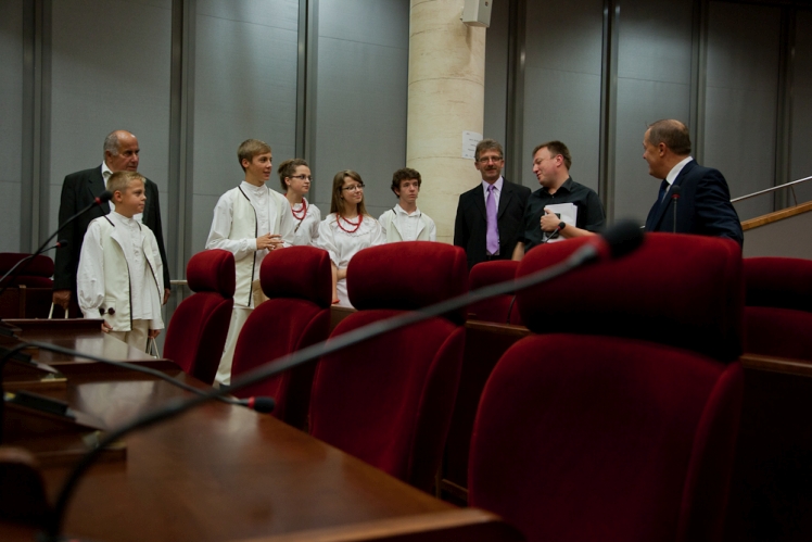 Dożynkowy wieniec z Tuszowa Narodowego stanął w holu Urzędu Marszałkowskiego w Rzeszowie