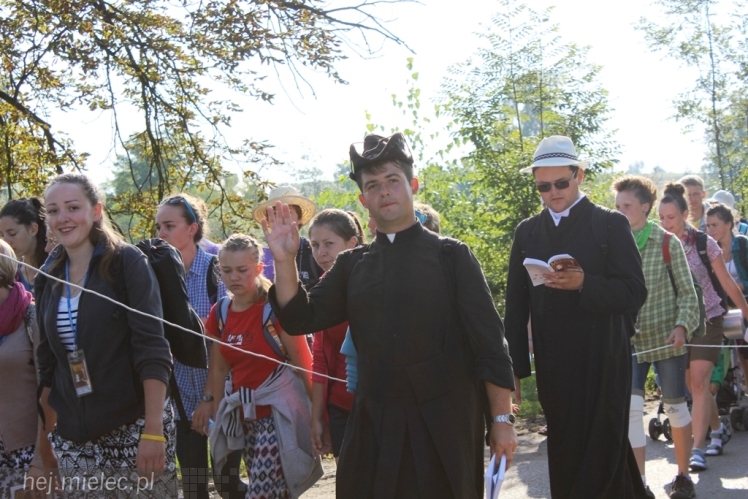 PPT 2014 - dzień VI: Piątek w drodze na Jasną Górę - cel coraz bliżej. Modlitwa za kapłanów