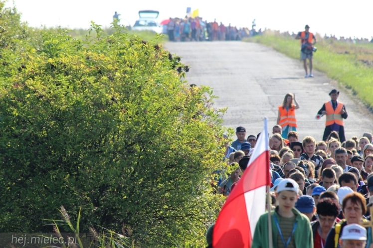 PPT 2014 - dzień VI: Piątek w drodze na Jasną Górę - cel coraz bliżej. Modlitwa za kapłanów