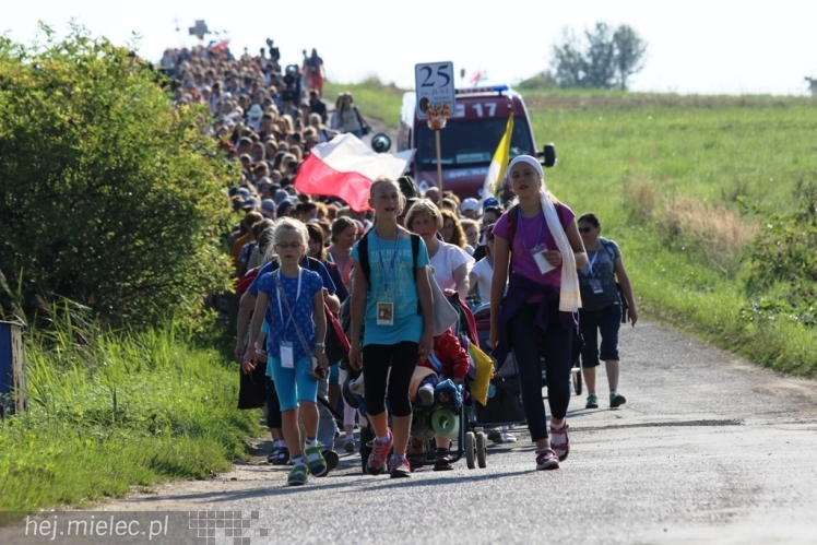 PPT 2014 - dzień VI: Piątek w drodze na Jasną Górę - cel coraz bliżej. Modlitwa za kapłanów