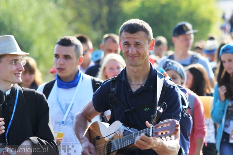 PPT 2014 - dzień VI: Piątek w drodze na Jasną Górę - cel coraz bliżej. Modlitwa za kapłanów