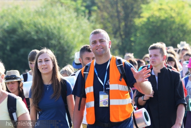 PPT 2014 - dzień VI: Piątek w drodze na Jasną Górę - cel coraz bliżej. Modlitwa za kapłanów