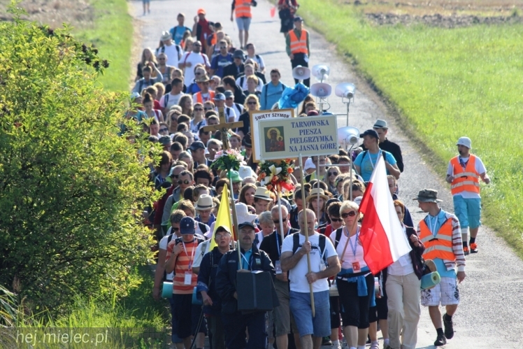 PPT 2014 - dzień VI: Piątek w drodze na Jasną Górę - cel coraz bliżej. Modlitwa za kapłanów