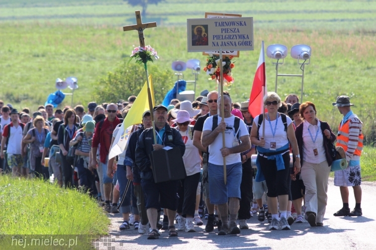 PPT 2014 - dzień VI: Piątek w drodze na Jasną Górę - cel coraz bliżej. Modlitwa za kapłanów