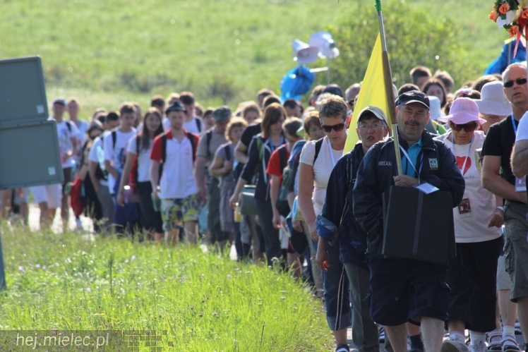 PPT 2014 - dzień VI: Piątek w drodze na Jasną Górę - cel coraz bliżej. Modlitwa za kapłanów
